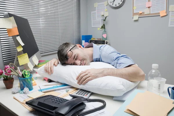 Employé de bureau dormant sur le bureau — Photo