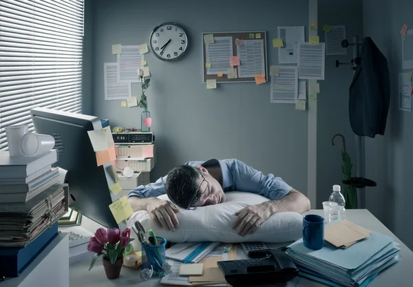 Podnikatel, spaní v kanceláři přes noc — Stock fotografie