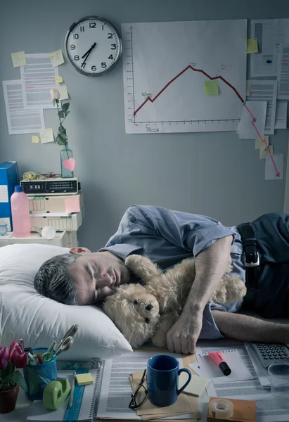 Oyuncak ayı ile işte yatıyor ofis çalışanı — Stok fotoğraf