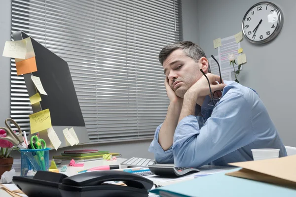 Deprimerad kontorist vid sitt skrivbord — Stockfoto