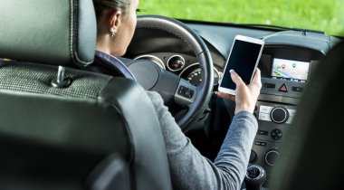 Akıllı telefon ve gps navigasyon bir arabaya kullanarak sürücü