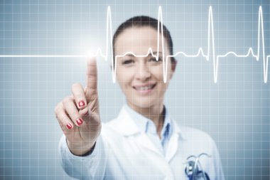 Kadın doktor bir dokunmatik ekran arayüzü kullanarak