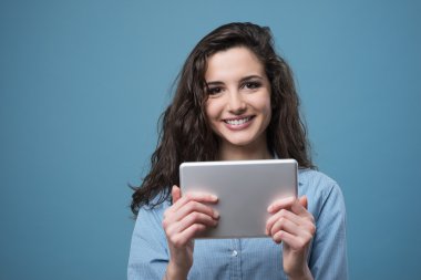 Tablet ile güzel gülümseyen kız