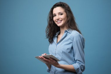 Tablet ile güzel gülümseyen kız