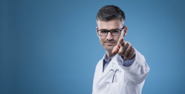 Kendine güvenen doktor işaret