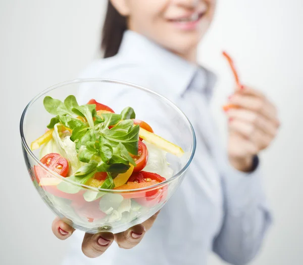 Mulher alegre comendo salada — Fotografia de Stock