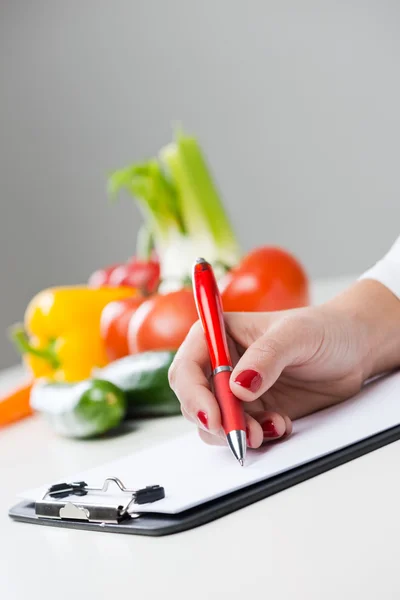 Ernährungsberater am Schreibtisch — Stockfoto