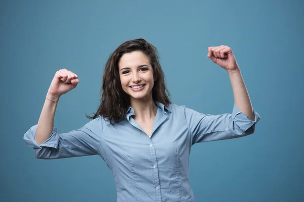 Mujer alegre con los puños levantados — Foto de Stock