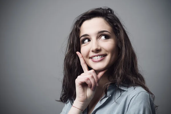 Mujer pensando y haciendo planes — Foto de Stock