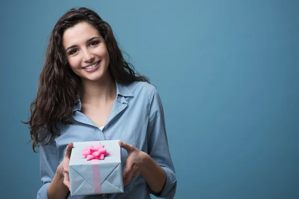 Chica dando un hermoso regalo — Foto de Stock