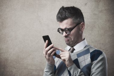 Komik adam having zahmetli ile onun smartphone