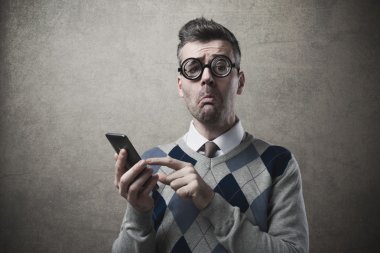 Komik adam having zahmetli ile onun smartphone