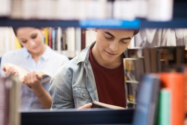 Öğrencilerin kütüphanede kitap arama