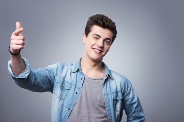 Dostu genç eğleniyor