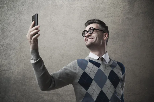 Αστείος τύπος λαμβάνοντας μια selfie — Φωτογραφία Αρχείου