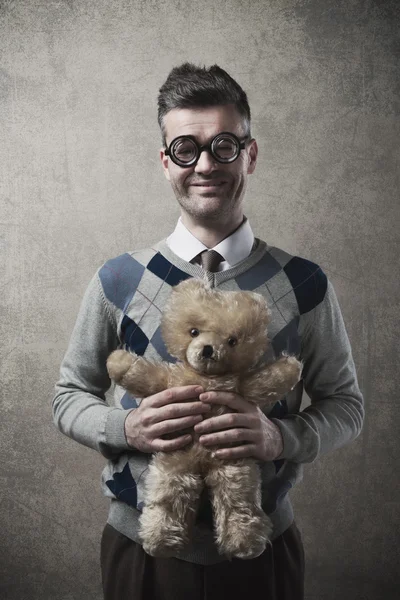 Mann hält einen Teddybär in der Hand — Stockfoto