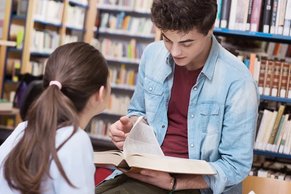 Amici che studiano insieme — Foto Stock