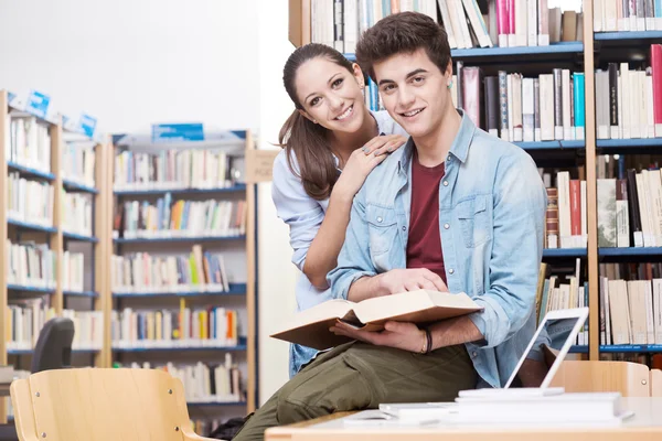 Amigos estudiando juntos —  Fotos de Stock