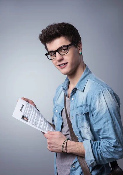 Young man with resume — Stock Photo, Image
