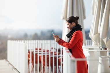 Bir telefon görüşmesi kafede olan güzel kadın