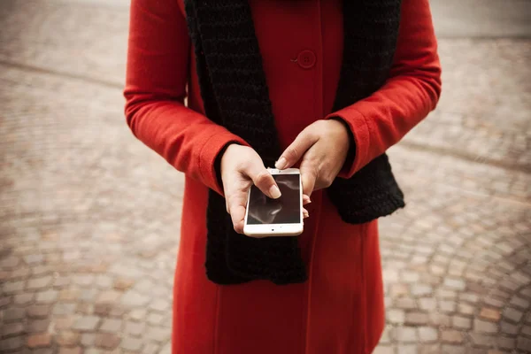 Žena na ulici pomocí mobilu — Stock fotografie