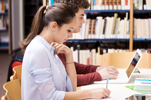 Glückliche Schüler, die zusammenarbeiten — Stockfoto