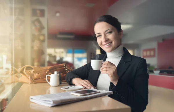 Lachende vrouw drinken een kopje koffie — Stockfoto