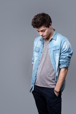 Elleri ceplerinde ile poz genç