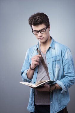 Öğrenci kitap okuyor.