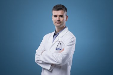 Kendine güvenen doktor poz