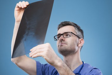 Radyolog bir x-ray görüntü denetimi