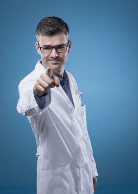 Kendine güvenen doktor işaret