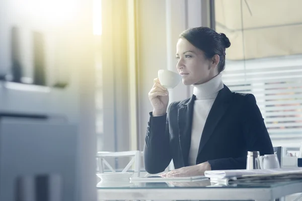 Jeune femme d'affaires ayant une pause — Photo