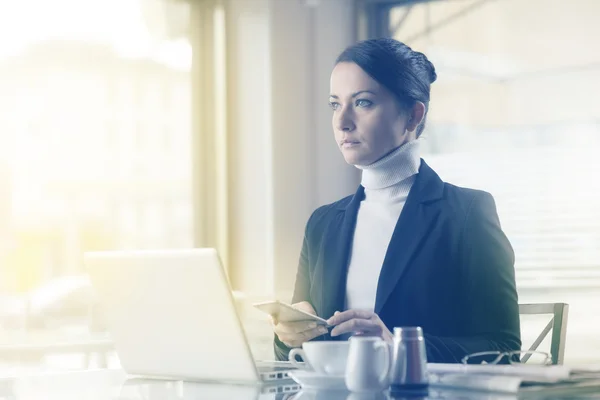 Upptagen kvinna som arbetar med sin laptop — Stockfoto