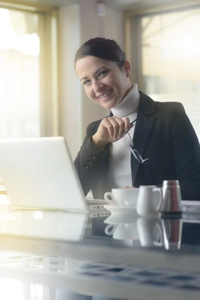 Glimlachende zakenvrouw met laptop — Stockfoto