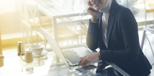 Selbstbewusste Geschäftsfrau bei einer Kaffeepause — Stockfoto