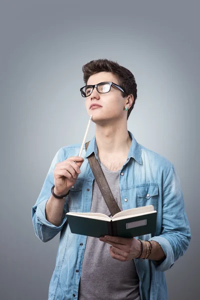 Student reading a book — Stock Photo, Image