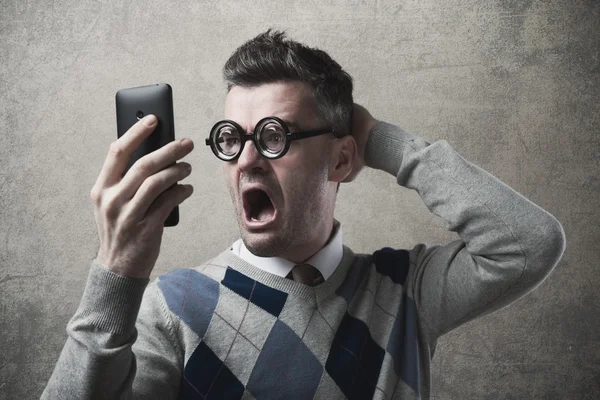 Grappige kerel problemen met zijn telefoon — Stockfoto