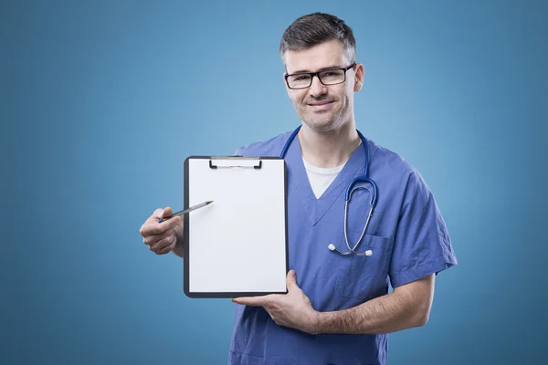 Médico confiante com área de transferência — Fotografia de Stock