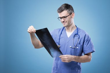 Radyolog bir x-ray görüntü denetimi