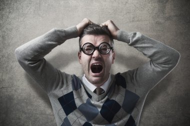 Bağıran umutsuz kızgın adam