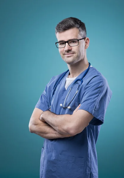 Joven médico confiado posando — Foto de Stock