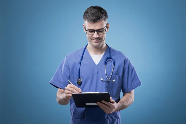 Confident doctor with clipboard — Stock Photo, Image