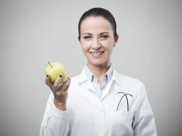 Nutricionista sonriente con manzana — Foto de Stock