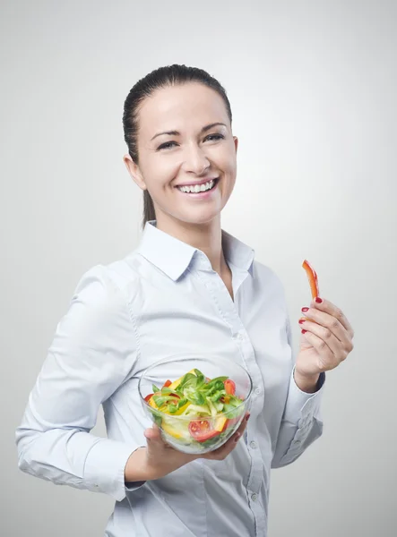 Fröhliche Frau isst Salat — Stockfoto