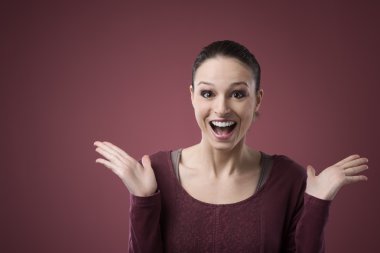 Neşeli kadın heyecan verici haber alma