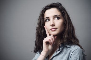 Düşünme ve planlar yapan kadın