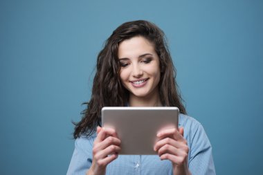 Tablet ile güzel gülümseyen kız