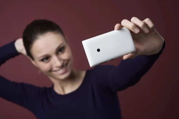 Χαμογελαστή γυναίκα λαμβάνοντας μια selfie — Φωτογραφία Αρχείου