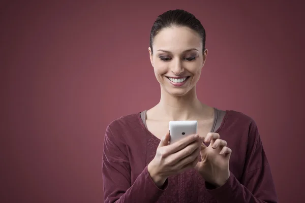 Mulher alegre com telefone celular — Fotografia de Stock